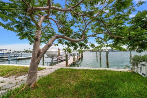 House in Treasure Island, Florida 3 bedrooms, 144.56 sq.m. № 1852882 - photo 13
