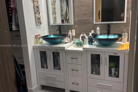 Adosado en venta en Hialeah, Florida, 3 dormitorios, 113.25 m2 № 2069898 - foto 18