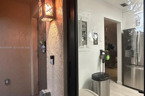 Adosado en venta en Hialeah, Florida, 3 dormitorios, 113.25 m2 № 2069898 - foto 8