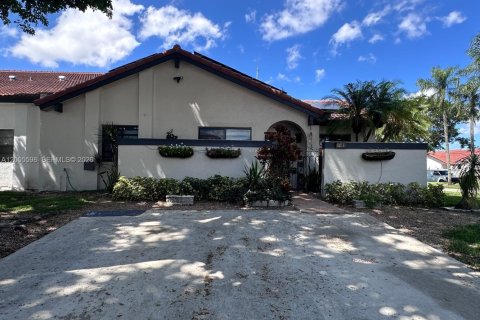 Adosado en Hialeah, Florida 3 dormitorios, 113.25 m2 № 2069898