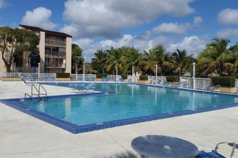 Condo in Miami, Florida, 2 bedrooms  № 1701548 - photo 13