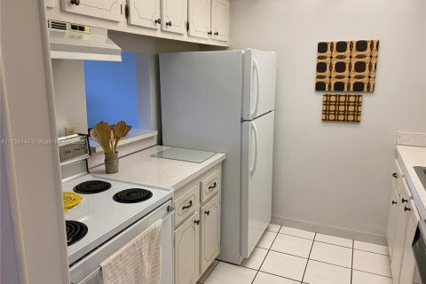 Condo in Miami, Florida, 2 bedrooms  № 1701548 - photo 5