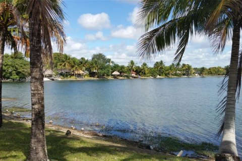 Condo in Miami, Florida, 2 bedrooms  № 1701548 - photo 11