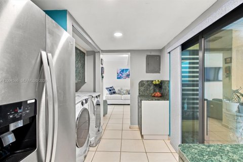 Townhouse in Miami, Florida 3 bedrooms, 137.4 sq.m. № 2385518 - photo 13