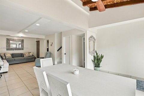 Townhouse in Miami, Florida 3 bedrooms, 137.4 sq.m. № 2385518 - photo 7