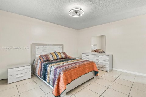 Townhouse in Miami, Florida 3 bedrooms, 137.4 sq.m. № 2385518 - photo 16