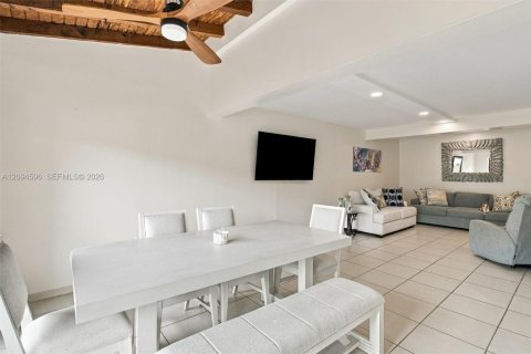 Townhouse in Miami, Florida 3 bedrooms, 137.4 sq.m. № 2385518 - photo 5