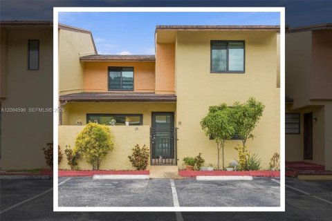 Townhouse in Miami, Florida 3 bedrooms, 137.4 sq.m. № 2385518 - photo 2