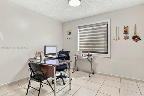 Townhouse in Miami, Florida 3 bedrooms, 137.4 sq.m. № 2385518 - photo 27