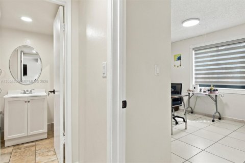 Townhouse in Miami, Florida 3 bedrooms, 137.4 sq.m. № 2385518 - photo 28