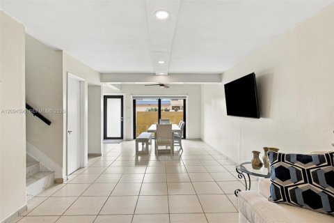 Townhouse in Miami, Florida 3 bedrooms, 137.4 sq.m. № 2385518 - photo 8