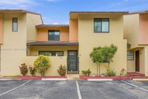 Townhouse in Miami, Florida 3 bedrooms, 137.4 sq.m. № 2385518
