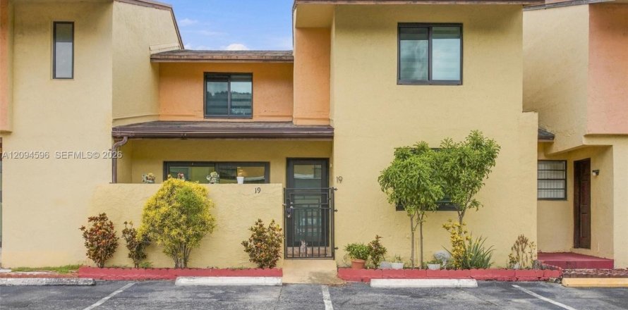 Townhouse in Miami, Florida 3 bedrooms, 137.4 sq.m. № 2385518