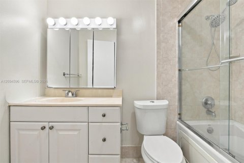 Townhouse in Miami, Florida 3 bedrooms, 137.4 sq.m. № 2385518 - photo 19