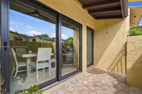 Townhouse in Miami, Florida 3 bedrooms, 137.4 sq.m. № 2385518 - photo 30
