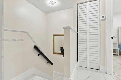 Townhouse in Miami, Florida 3 bedrooms, 137.4 sq.m. № 2385518 - photo 25