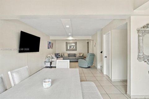 Townhouse in Miami, Florida 3 bedrooms, 137.4 sq.m. № 2385518 - photo 6