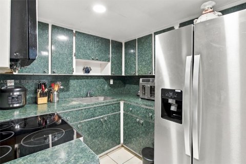 Townhouse in Miami, Florida 3 bedrooms, 137.4 sq.m. № 2385518 - photo 12