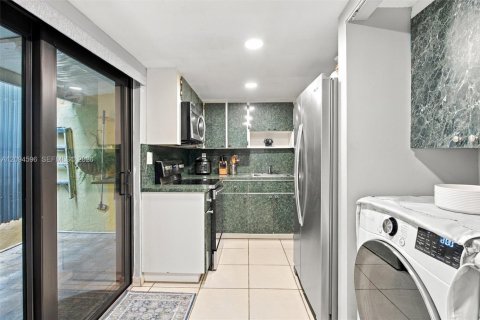 Townhouse in Miami, Florida 3 bedrooms, 137.4 sq.m. № 2385518 - photo 11