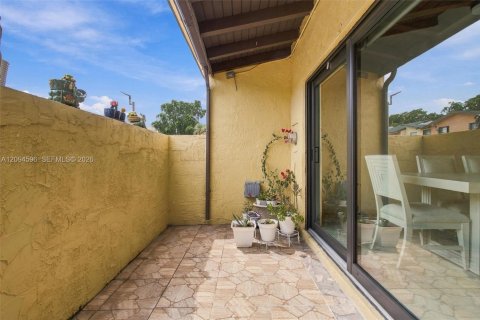 Townhouse in Miami, Florida 3 bedrooms, 137.4 sq.m. № 2385518 - photo 29