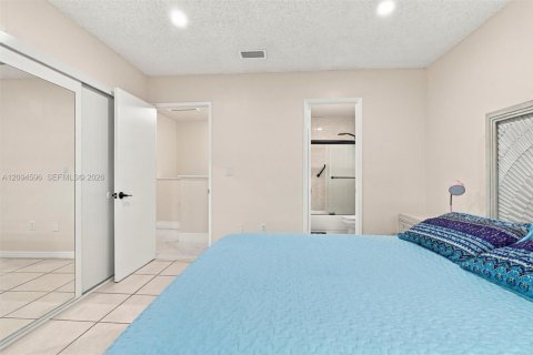 Townhouse in Miami, Florida 3 bedrooms, 137.4 sq.m. № 2385518 - photo 22