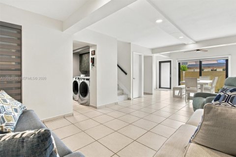 Townhouse in Miami, Florida 3 bedrooms, 137.4 sq.m. № 2385518 - photo 10