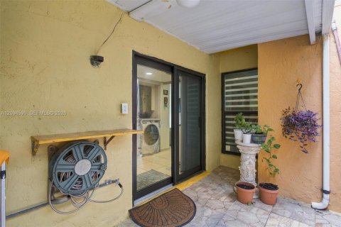 Townhouse in Miami, Florida 3 bedrooms, 137.4 sq.m. № 2385518 - photo 15