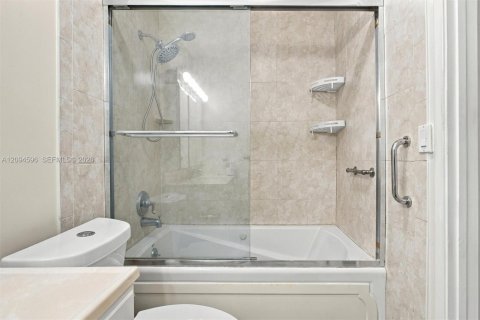 Townhouse in Miami, Florida 3 bedrooms, 137.4 sq.m. № 2385518 - photo 20