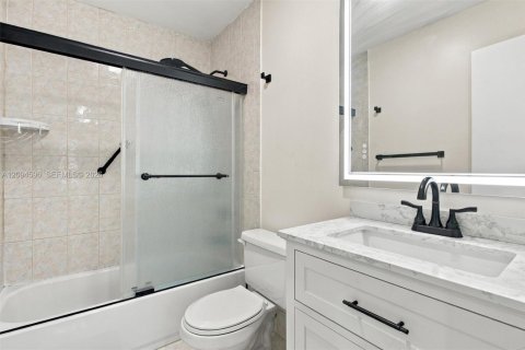 Townhouse in Miami, Florida 3 bedrooms, 137.4 sq.m. № 2385518 - photo 23