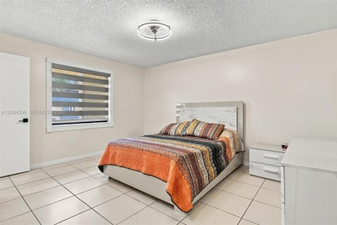 Townhouse in Miami, Florida 3 bedrooms, 137.4 sq.m. № 2385518 - photo 17