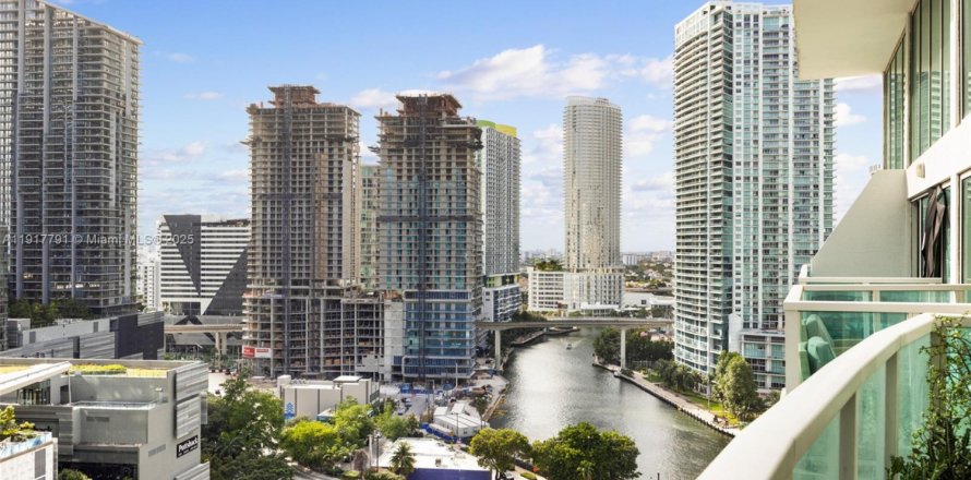 Condominio en Miami, Florida, 2 dormitorios  № 1972418