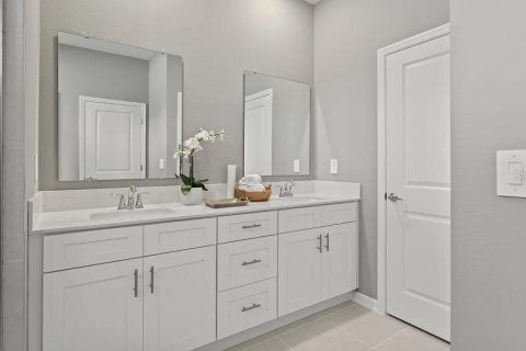 House in Apopka, Florida 4 bedrooms, 239.22 sq.m. № 2308250 - photo 10