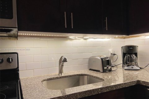 Снять в аренду кондоминиум в Форт-Лодердейл, Флорида 1 спальня, 63.64м2, № 1954793 - фото 2