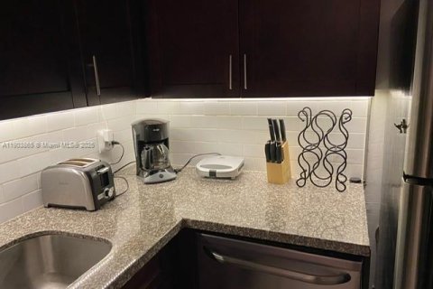 Снять в аренду кондоминиум в Форт-Лодердейл, Флорида 1 спальня, 63.64м2, № 1954793 - фото 1