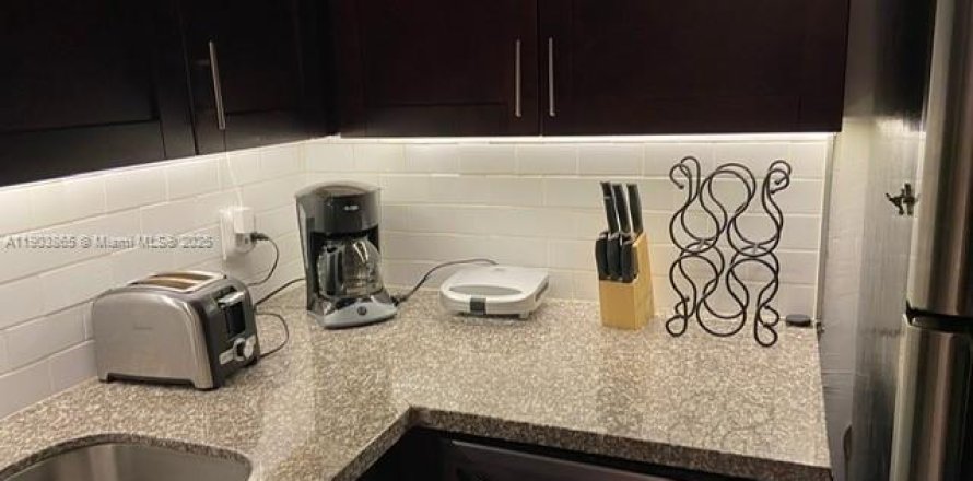 Кондоминиум с 1 спальней в Форт-Лодердейл, Флорида № 1954793