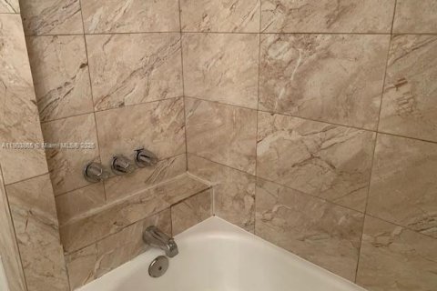 Снять в аренду кондоминиум в Форт-Лодердейл, Флорида 1 спальня, 63.64м2, № 1954793 - фото 18