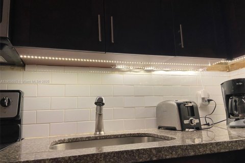 Снять в аренду кондоминиум в Форт-Лодердейл, Флорида 1 спальня, 63.64м2, № 1954793 - фото 3