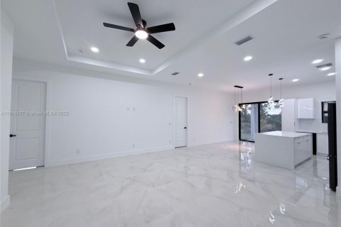 House in Lehigh Acres, Florida 3 bedrooms, 162.3 sq.m. № 2019215 - photo 15