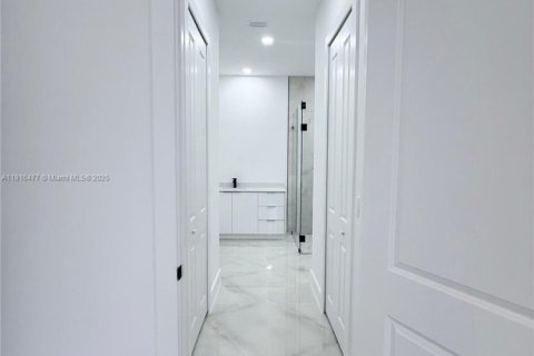 House in Lehigh Acres, Florida 3 bedrooms, 162.3 sq.m. № 2019215 - photo 21