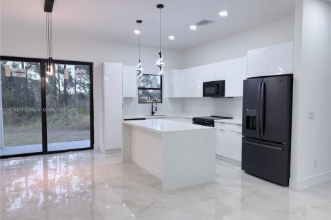 House in Lehigh Acres, Florida 3 bedrooms, 162.3 sq.m. № 2019215 - photo 13