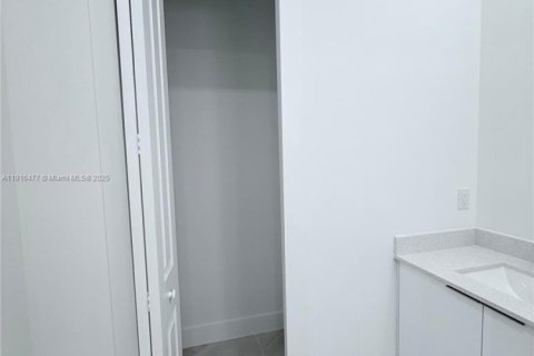 House in Lehigh Acres, Florida 3 bedrooms, 162.3 sq.m. № 2019215 - photo 20