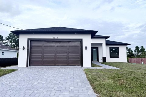 House in Lehigh Acres, Florida 3 bedrooms, 162.3 sq.m. № 2019215 - photo 6