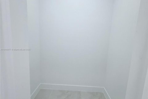 House in Lehigh Acres, Florida 3 bedrooms, 162.3 sq.m. № 2019215 - photo 17