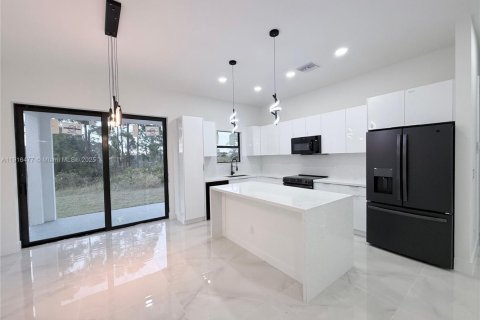 House in Lehigh Acres, Florida 3 bedrooms, 162.3 sq.m. № 2019215 - photo 12