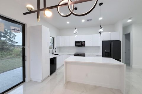 House in Lehigh Acres, Florida 3 bedrooms, 162.3 sq.m. № 2019215 - photo 2