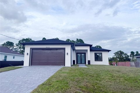 House in Lehigh Acres, Florida 3 bedrooms, 162.3 sq.m. № 2019215 - photo 3