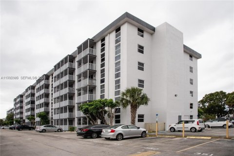 Condo in North Miami Beach, Florida, 1 bedroom  № 2173393