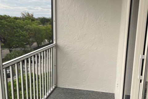Condo in North Miami Beach, Florida, 1 bedroom  № 2173393 - photo 18