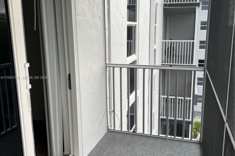 Condo in North Miami Beach, Florida, 1 bedroom  № 2173393 - photo 16