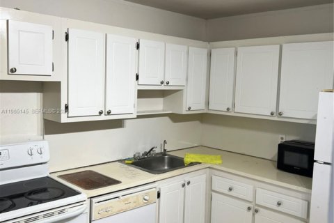 Condo in North Miami Beach, Florida, 1 bedroom  № 2173393 - photo 3